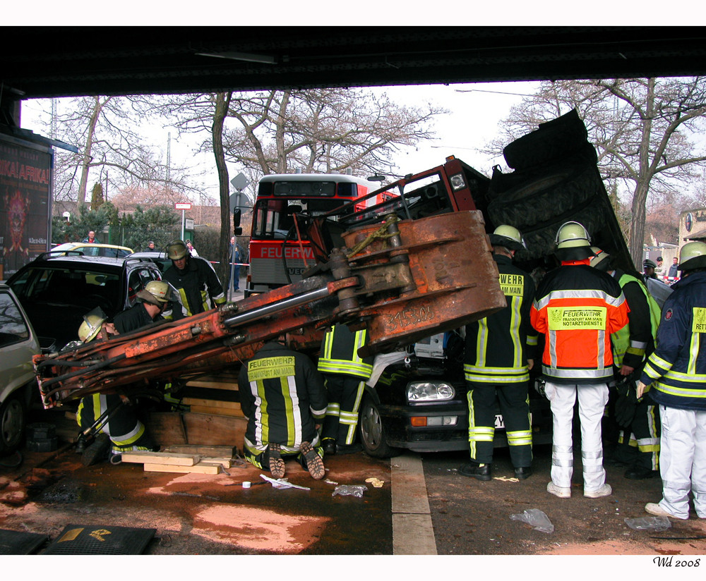 Verkehrsunfall mit Bagger