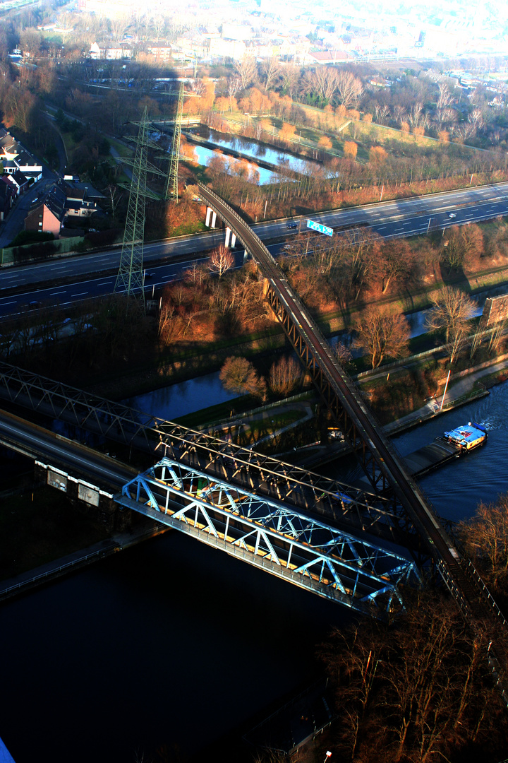 Verkehrswege im Schatten einer Tonne..................