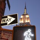 Verkehrszeichen vorm Empire State Building