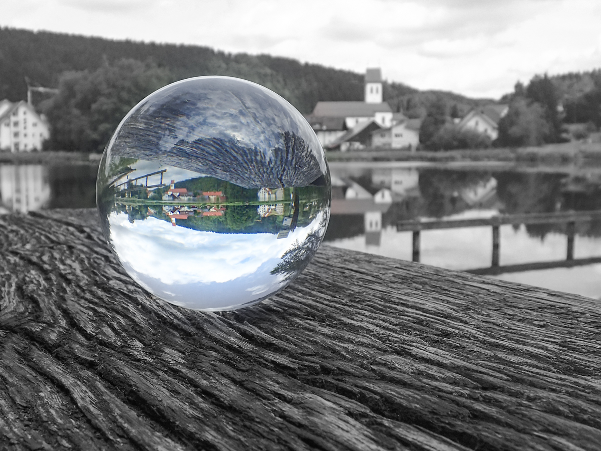 Verkehrte Welt Foto Bild Glaskugel Fotografie Wasser Colorkey Bilder Auf Fotocommunity