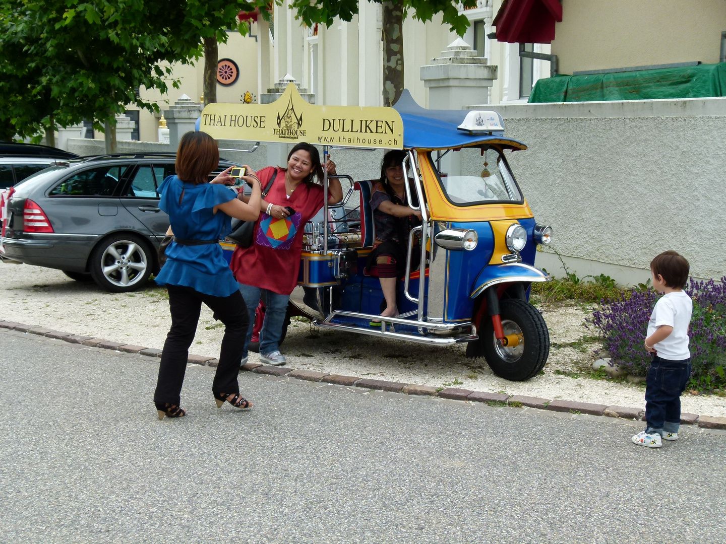 Verkehrte Welt der thailändischen Tuk-Tuk's