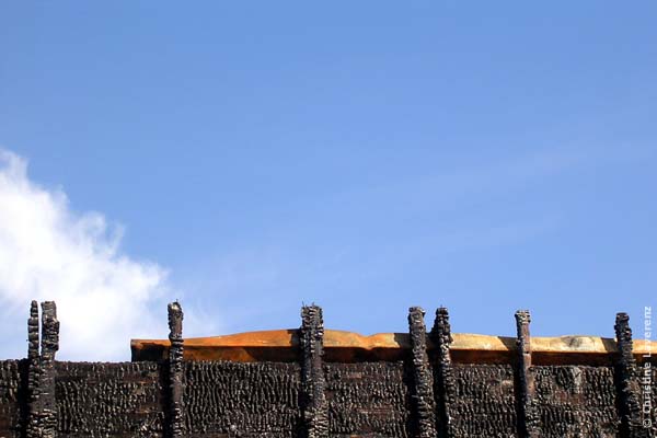 Verkohltes Gebäude neben der Halle XIV