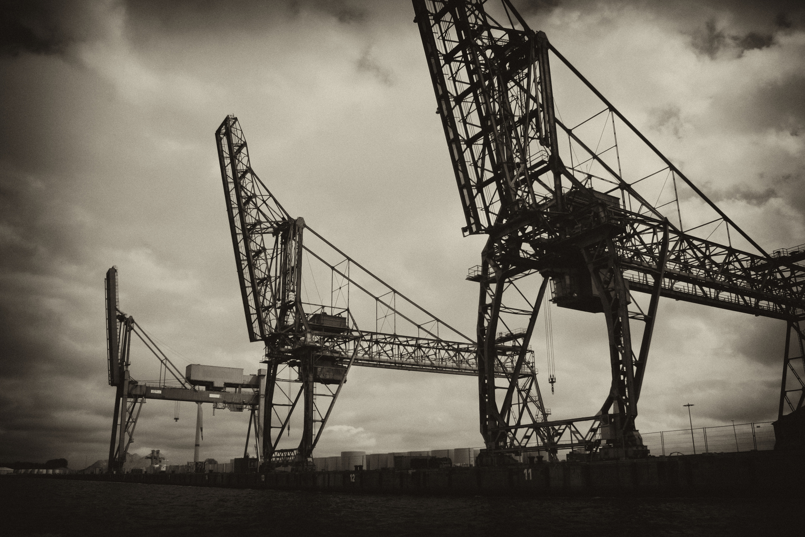 Verladebrücken im Emder Hafen 2010