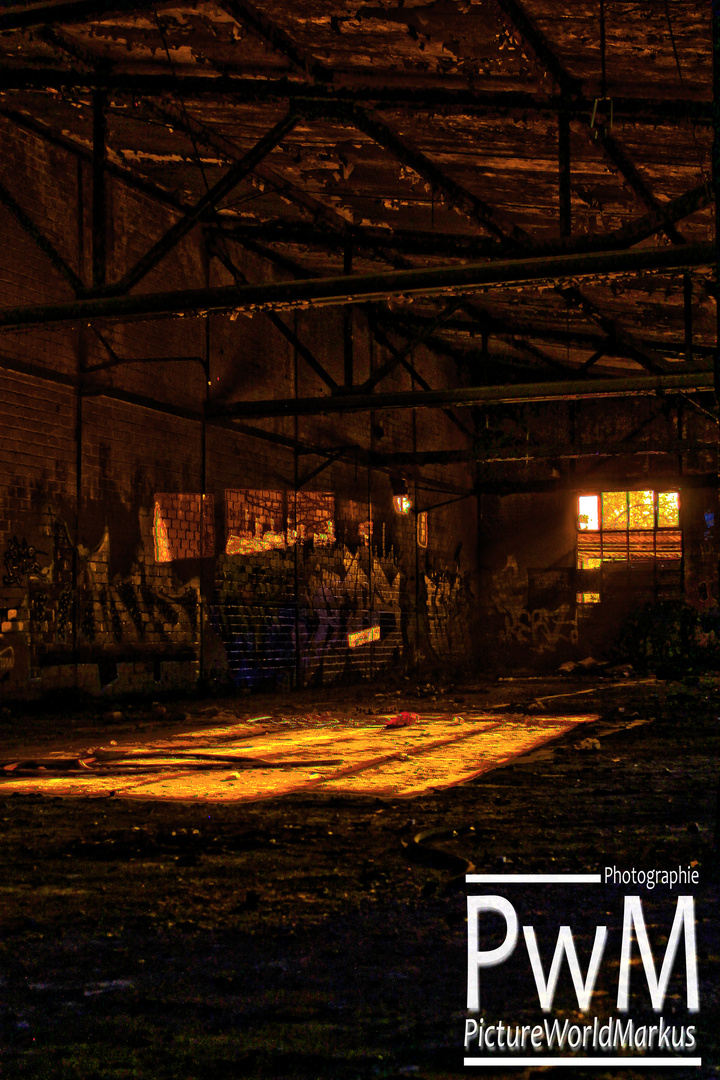 Verlassen Fabrik bei Nacht