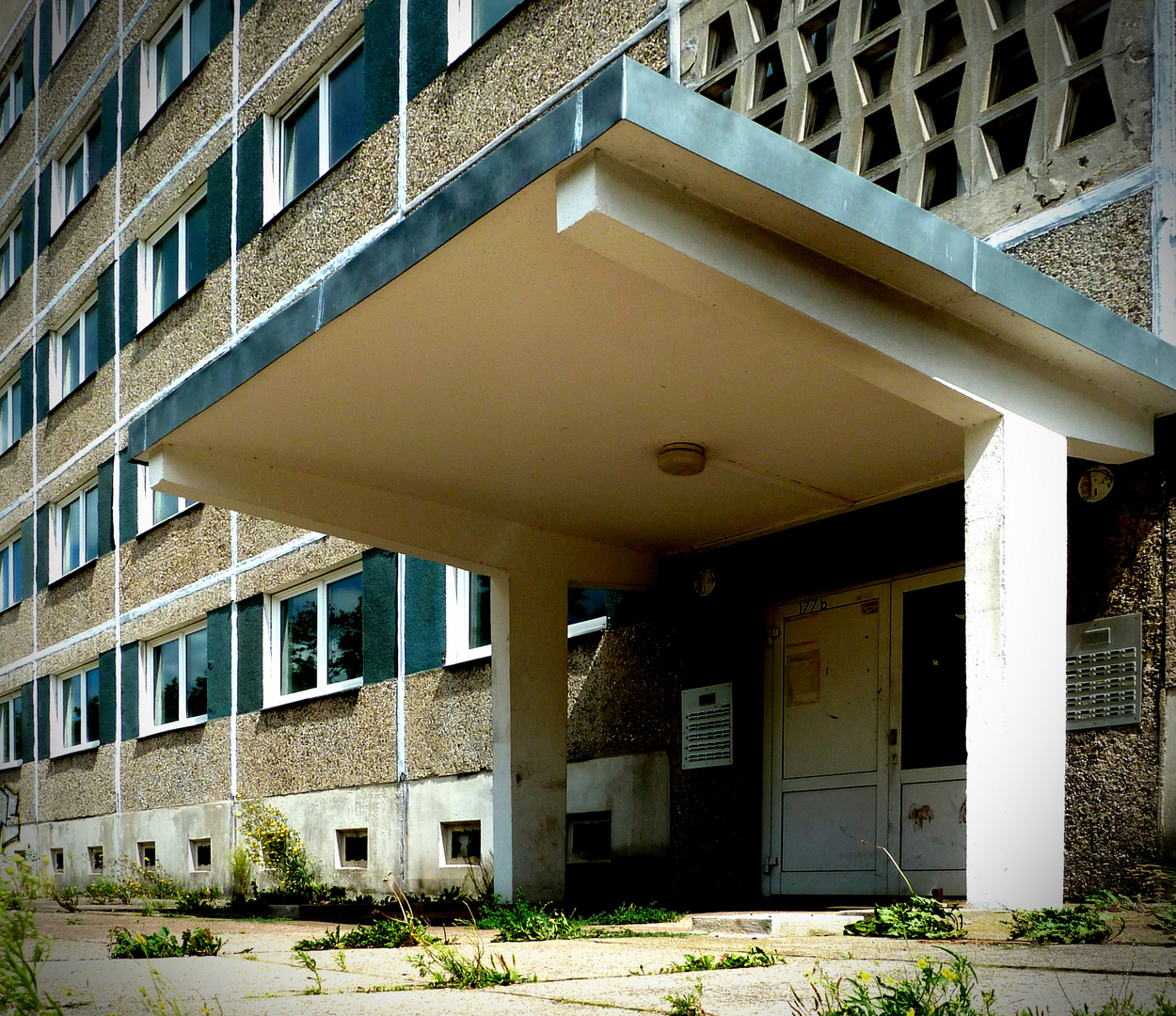 verlassender Plattenbau in Dessau