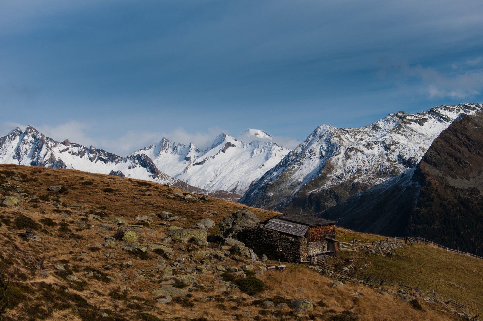 Verlassene Almhütte in herbstlicher Ruhe