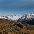 Verlassene Almhütte in herbstlicher Ruhe