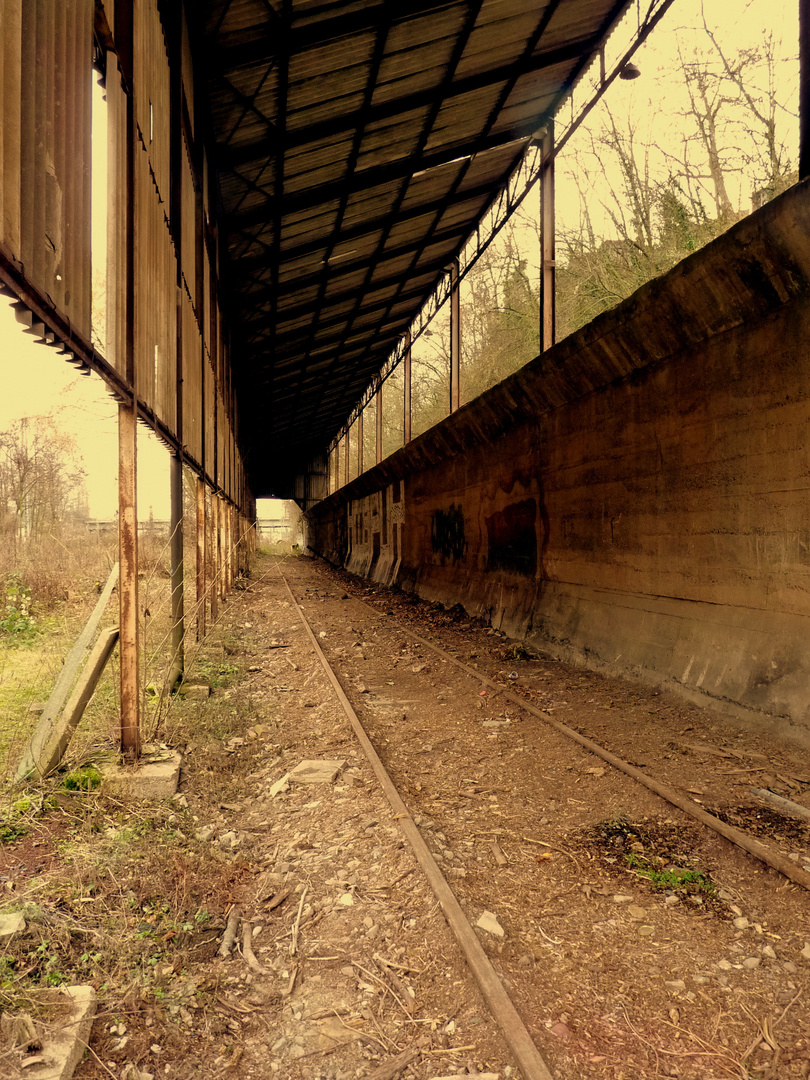 Verlassene Bahnhalle