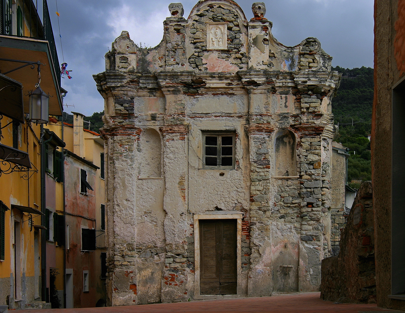 verlassene kirche von tellaro