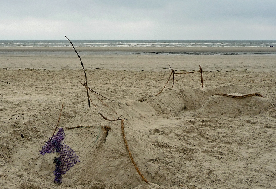 verlassene Sandburg im herbstlichen St. Peter-Ording