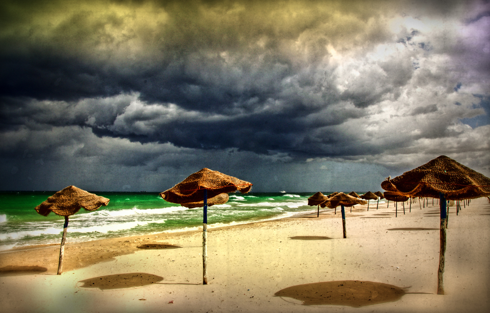 verlassene Sonnenschirme am Strand