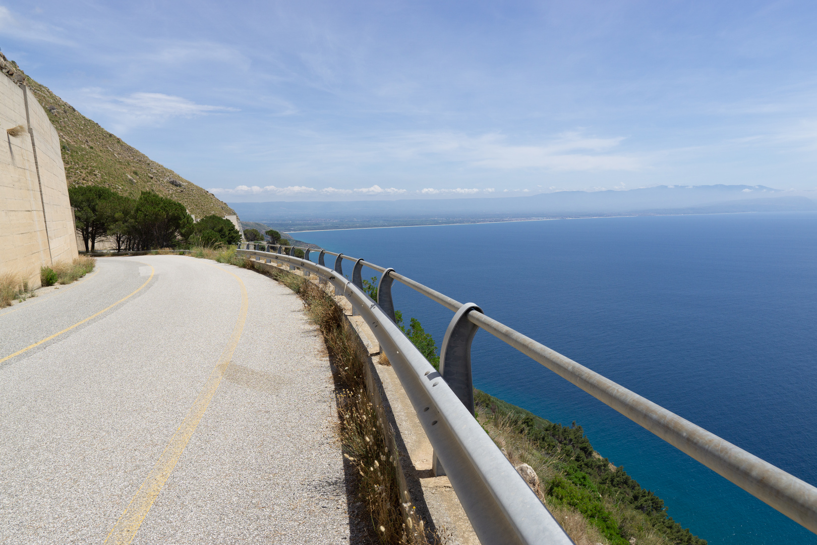 Verlassene Straße am Meer