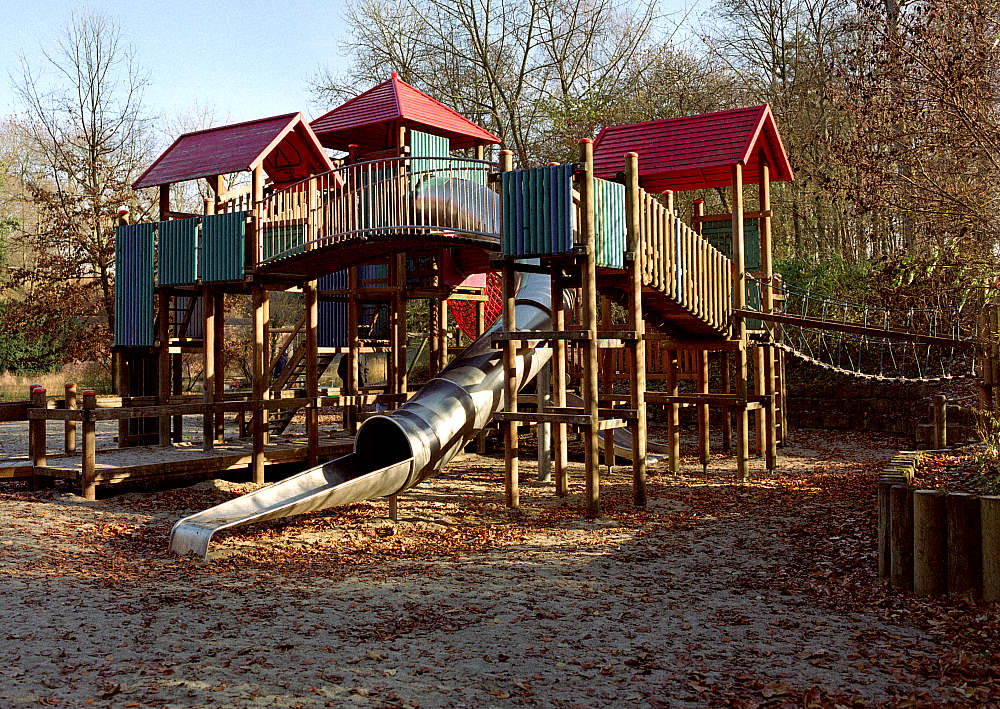 Verlassener Spielplatz im Herbst