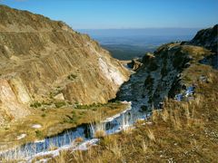 Verlassener Steinbruch im Gebirge ll