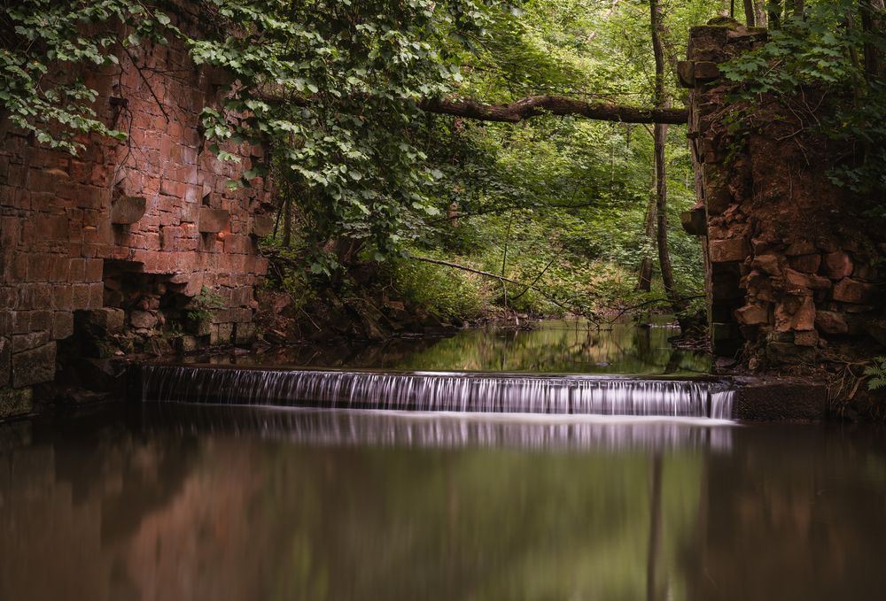 Verlassener Wasserfall (2. Version ohne Ast - mit nassen Füßen)