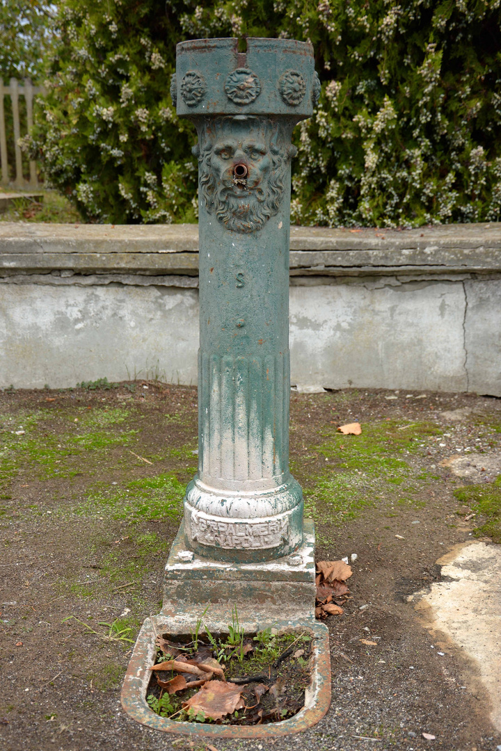 verlassener Wasserspender am Bahnhof