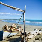 Verlassenes Boot am Strand