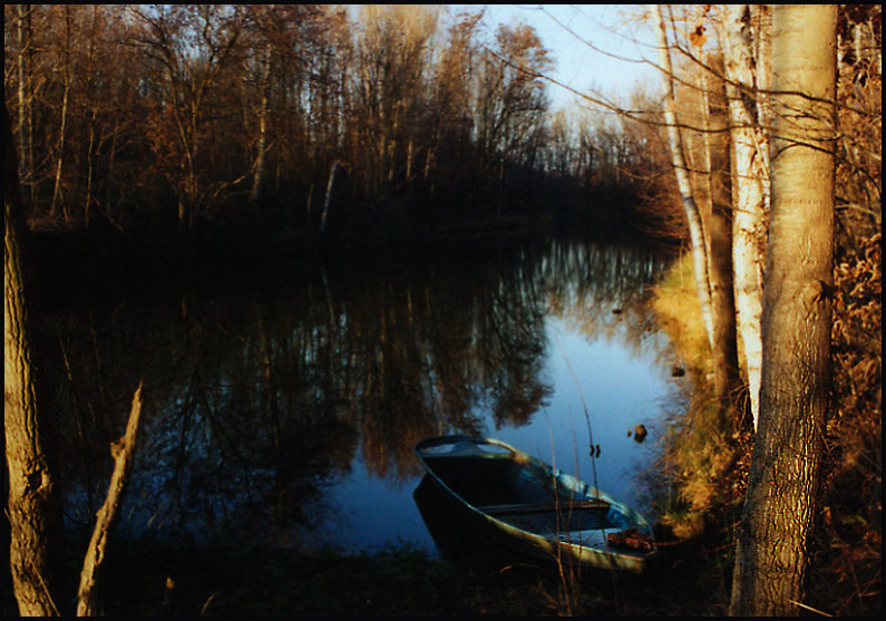 verlassenes Boot im Winter