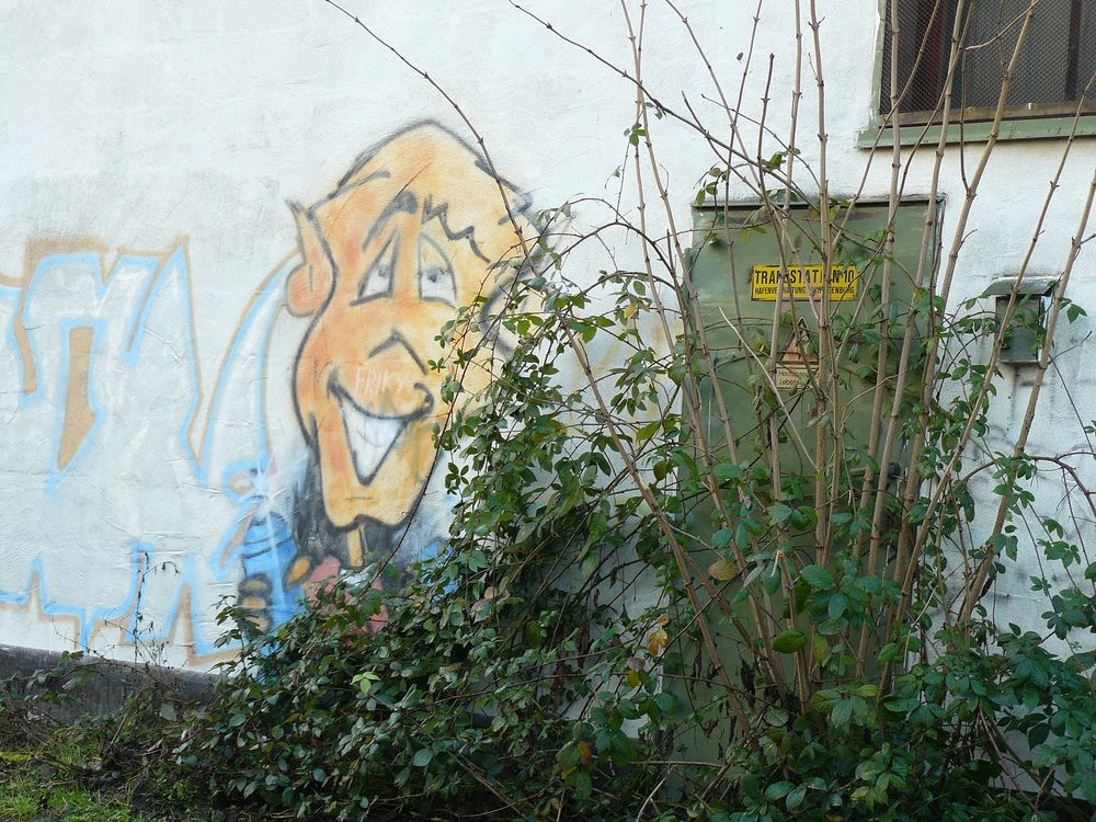 Verlassenes Gebäude, verblassendes Graffiti