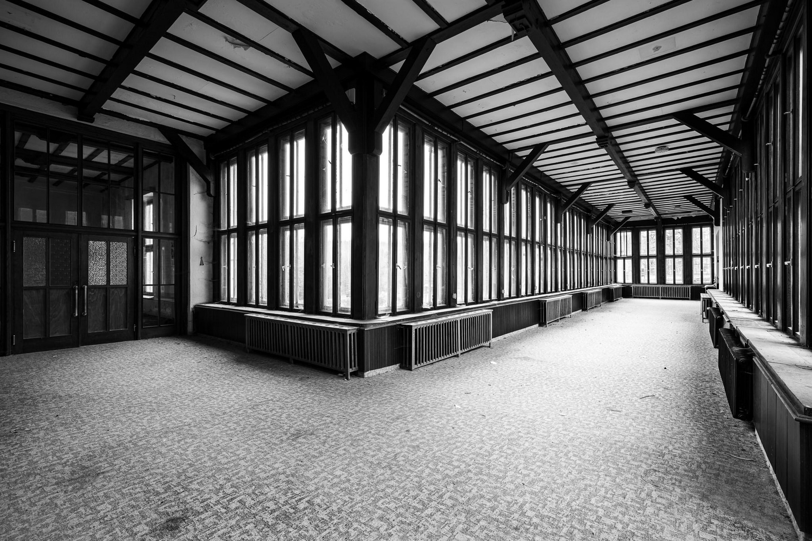 Verlassenes Hotel mit großem Kultursaal im Harz