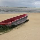 Verlassenes kleines Boot am Strand vom Ellenbogen