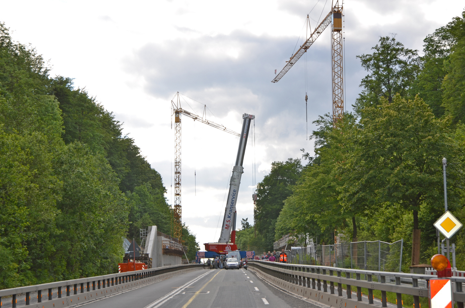 Verlegung der Decke der Wildkatzenbrücke bei Waake