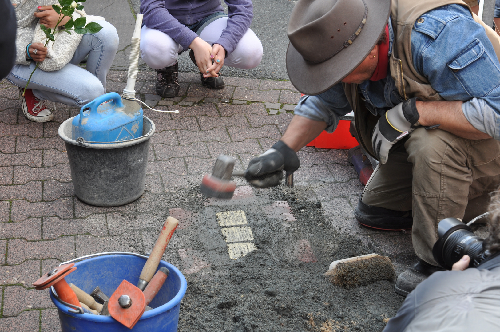 Verlegung der Stolpersteine für Familie Hirschberg in Frankfurt