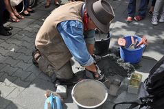 Verlegung der Stolpersteine für Familie Hirschfeld in Frankfurt