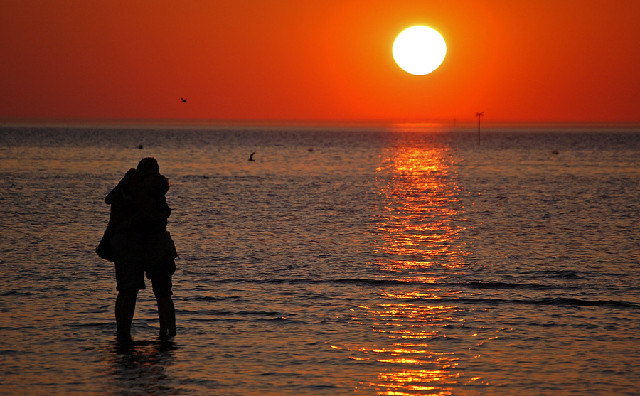 Verliebt im Sonnenuntergang am Strand von Cuxhaven