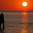 Verliebt im Sonnenuntergang am Strand von Cuxhaven