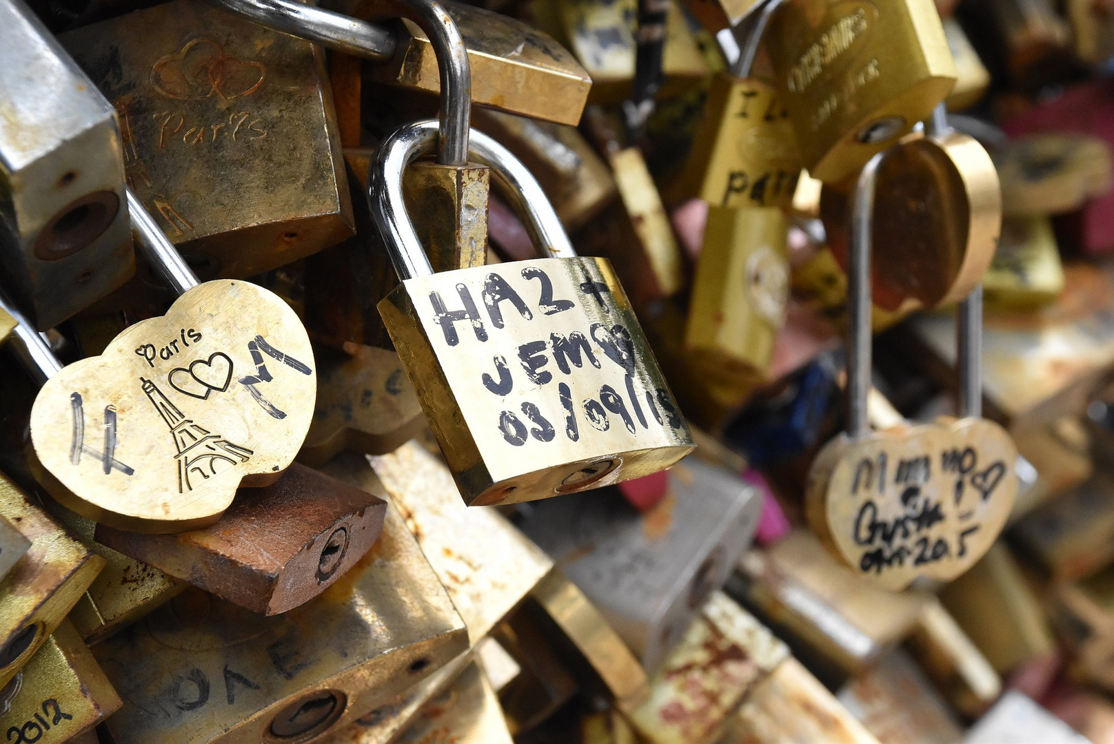 Verliebten-Schlösser an der Pariser Brücke