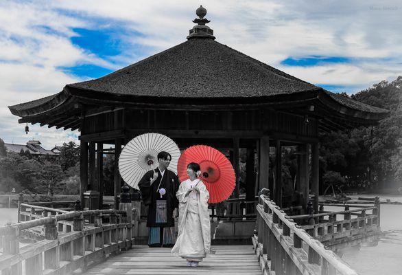 verliebtes Paar in traditioneller Tracht....