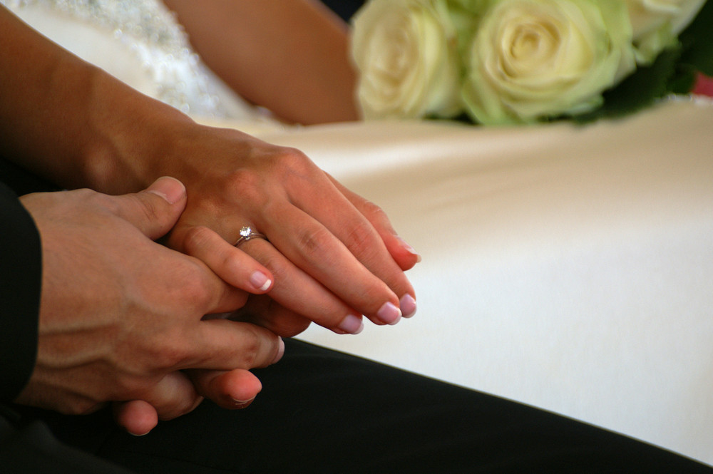 Verlobungsring und Brautstrauss