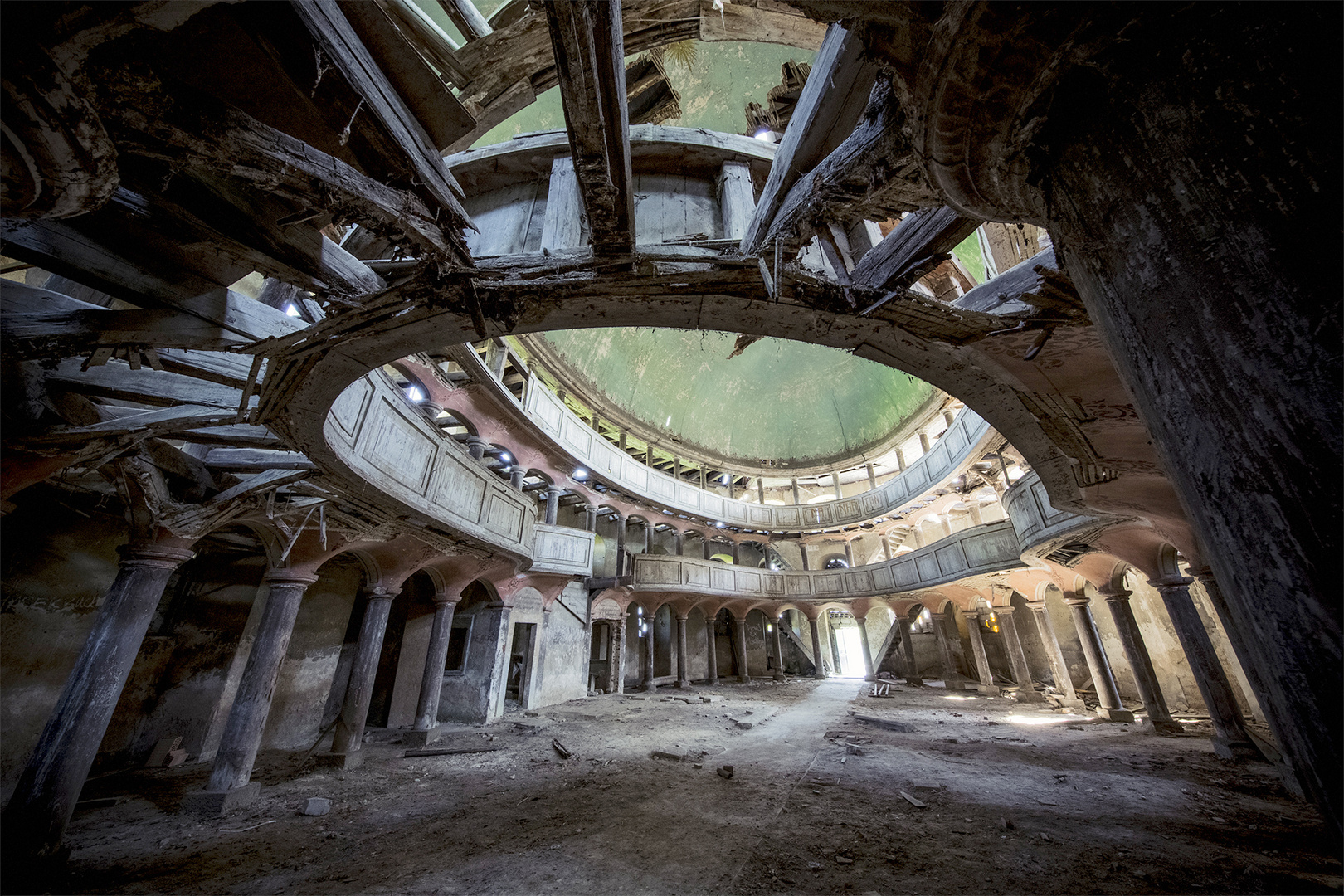 Verlorene Kirche | Aus einer unserer LOST PLACES Fototouren