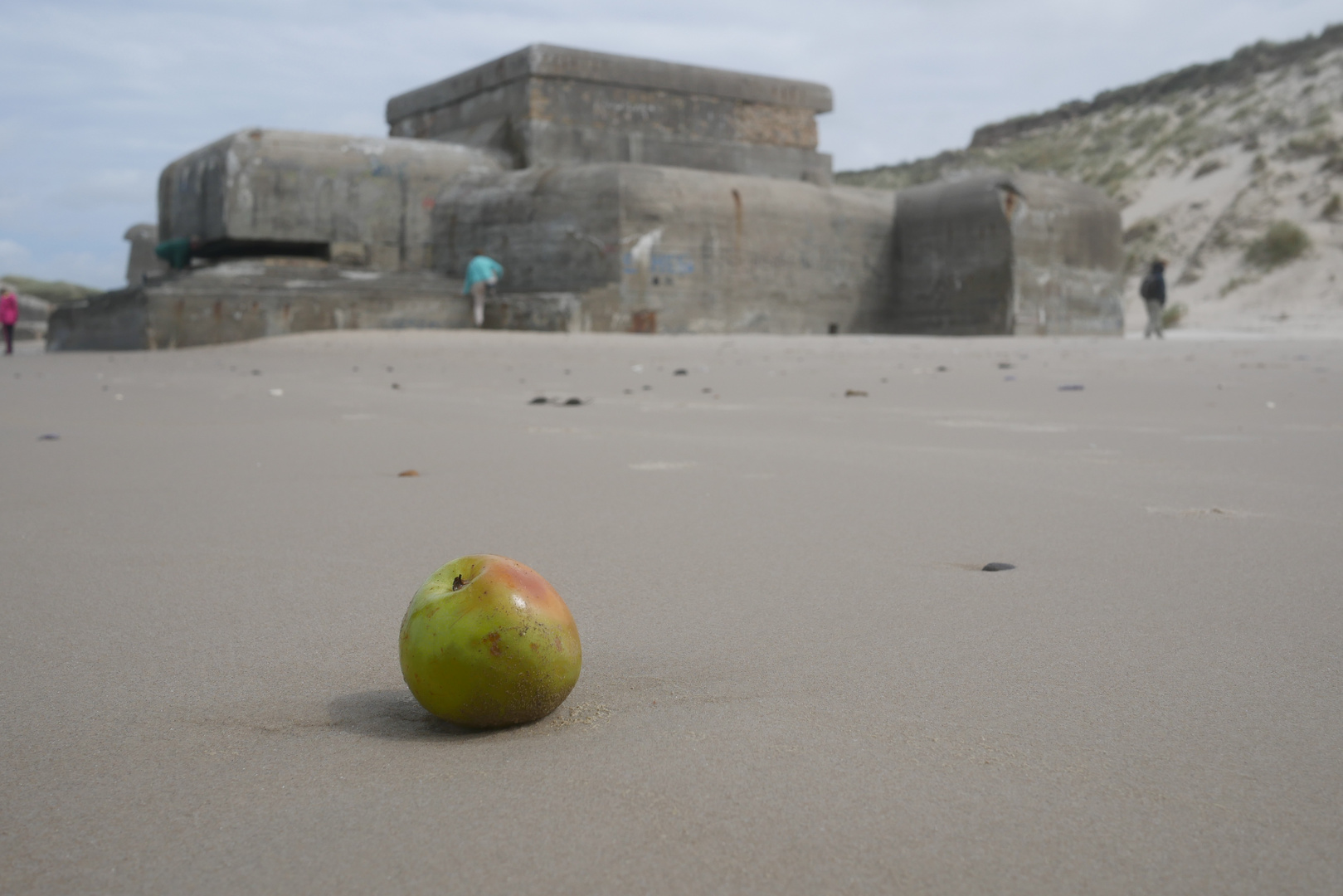 Verlorener Apfel am Bunkerstrand