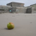 Verlorener Apfel am Bunkerstrand