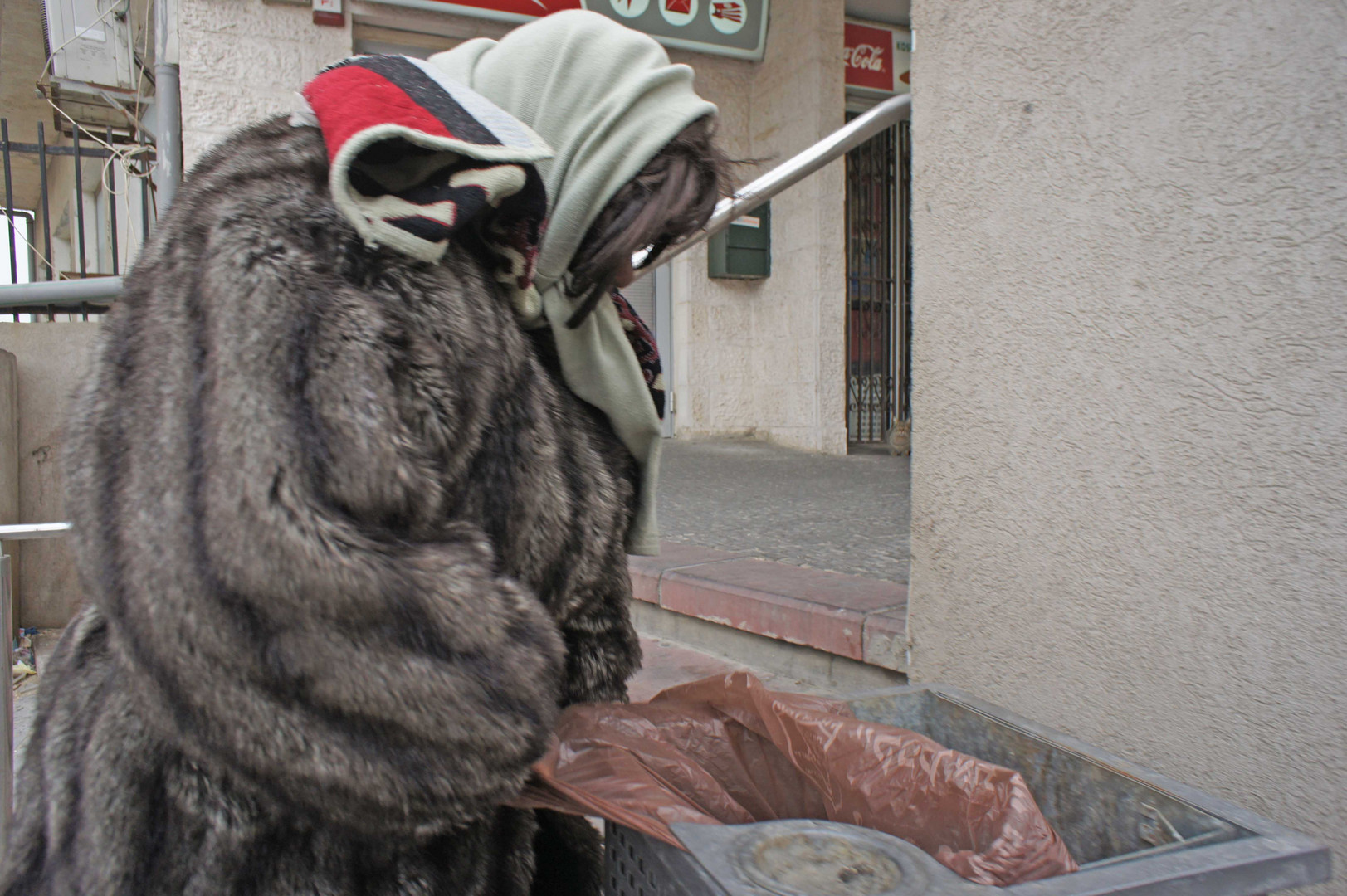 Vermummt im Pelz zum Müll, die Dame hat Stil