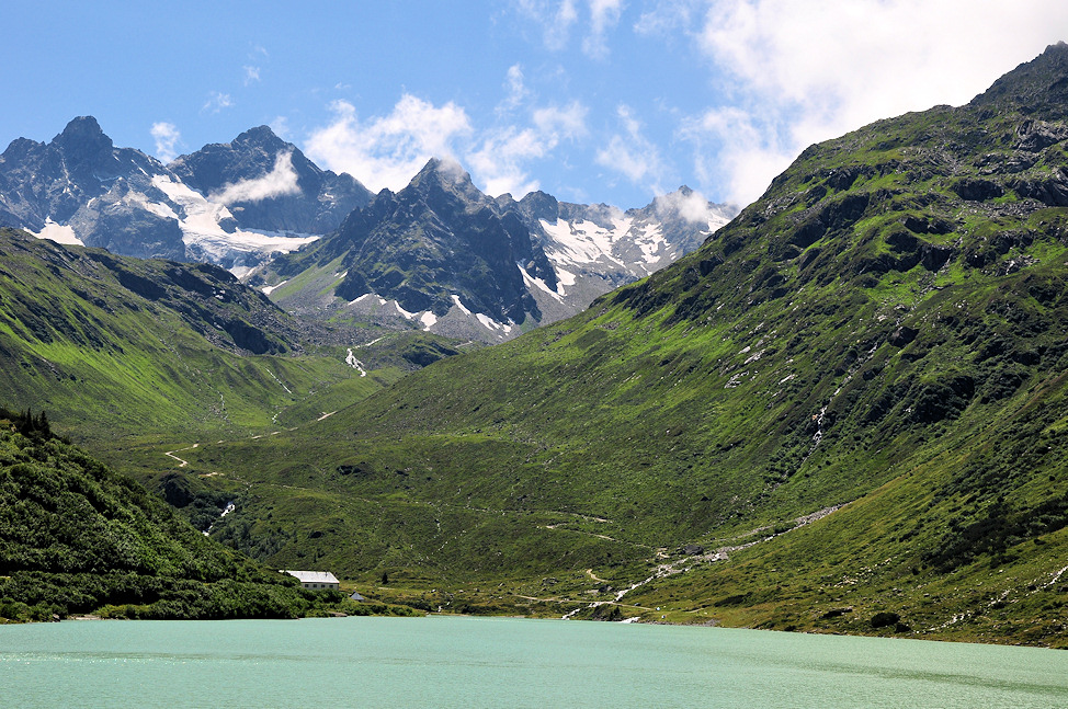 Vermunt-Stausee auf der Bieler Höhe 2023 m, im Hintergrund die Silvrettagruppe