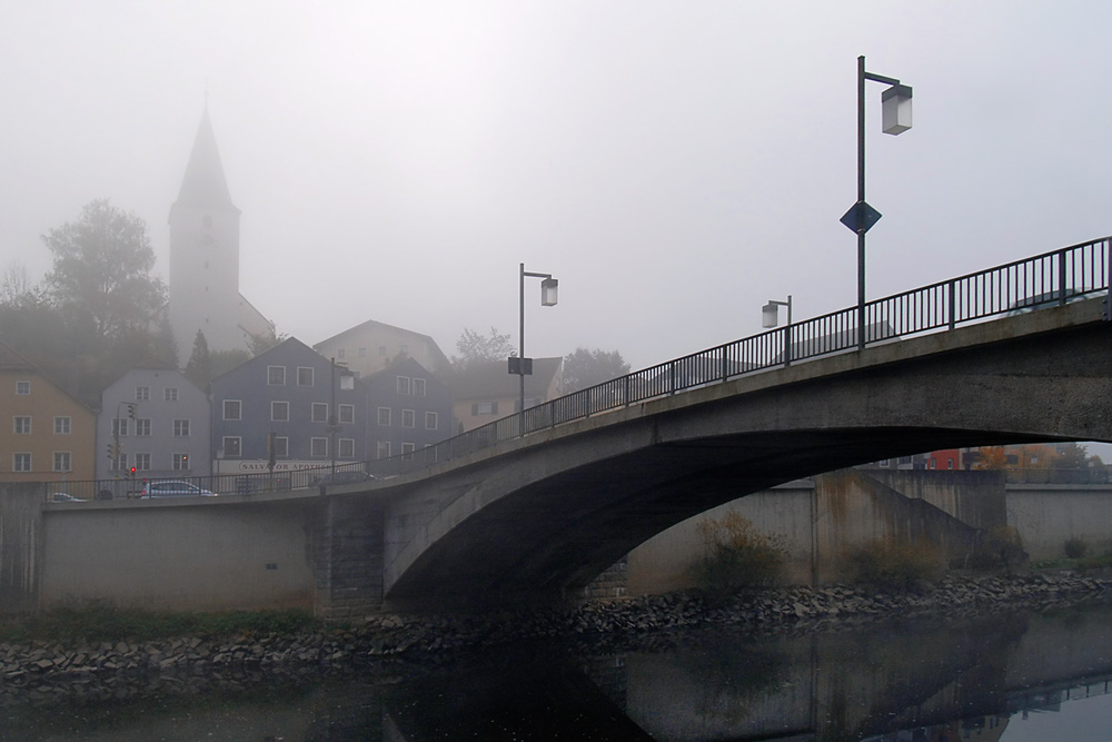 Vernebelte Brücke