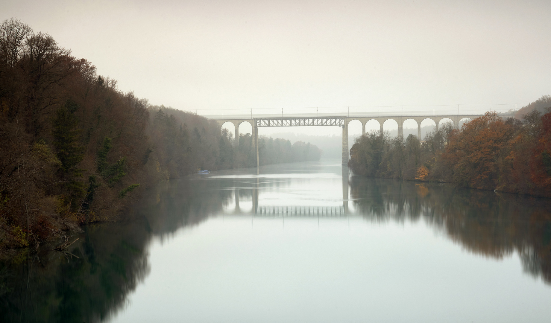 vernebelte Rheinbrücke