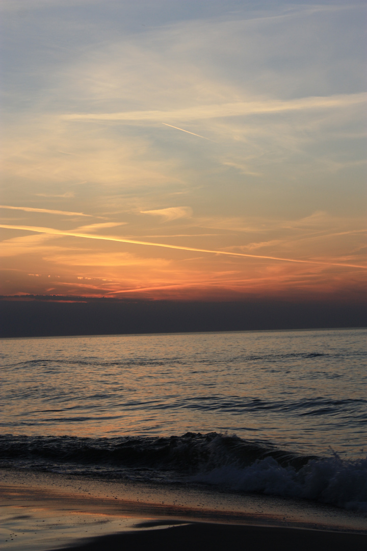 Vernebelten Sonneuntergang am Strand