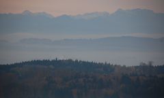 Vernebelter Blick auf die Alpen