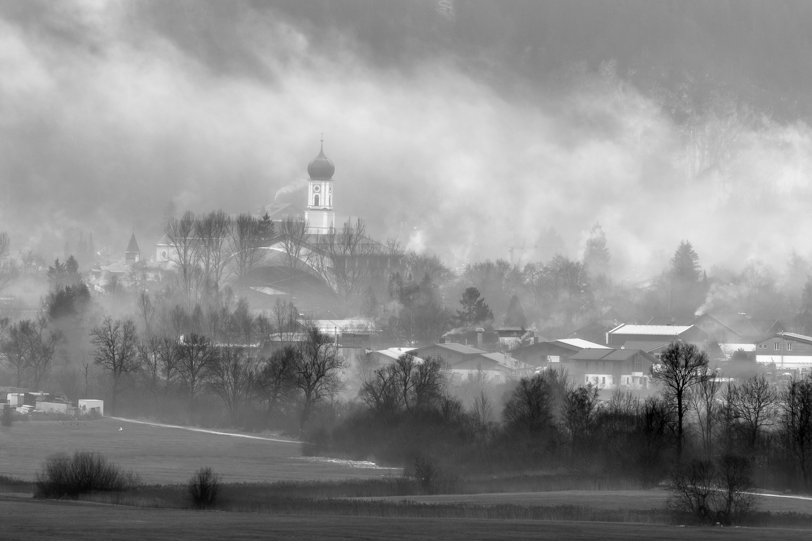 Vernebelter Blick auf Oberammergau