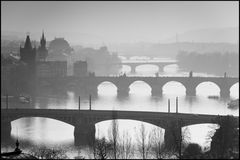 vernebelter Blick über Prager Moldaubrücken
