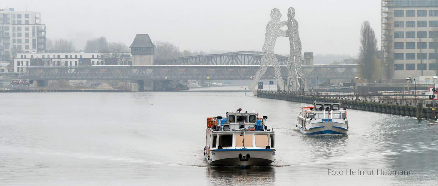 VERNEBELTER BLICK VON DER OBERBAUMBRÜCKE AUF MOLOCULE MAN