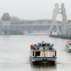 VERNEBELTER BLICK VON DER OBERBAUMBRÜCKE AUF MOLOCULE MAN