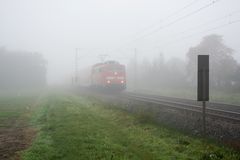 Vernebelter Nahverkehrszug