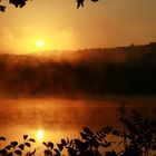 Vernebelter Sonnenaufgang am See...