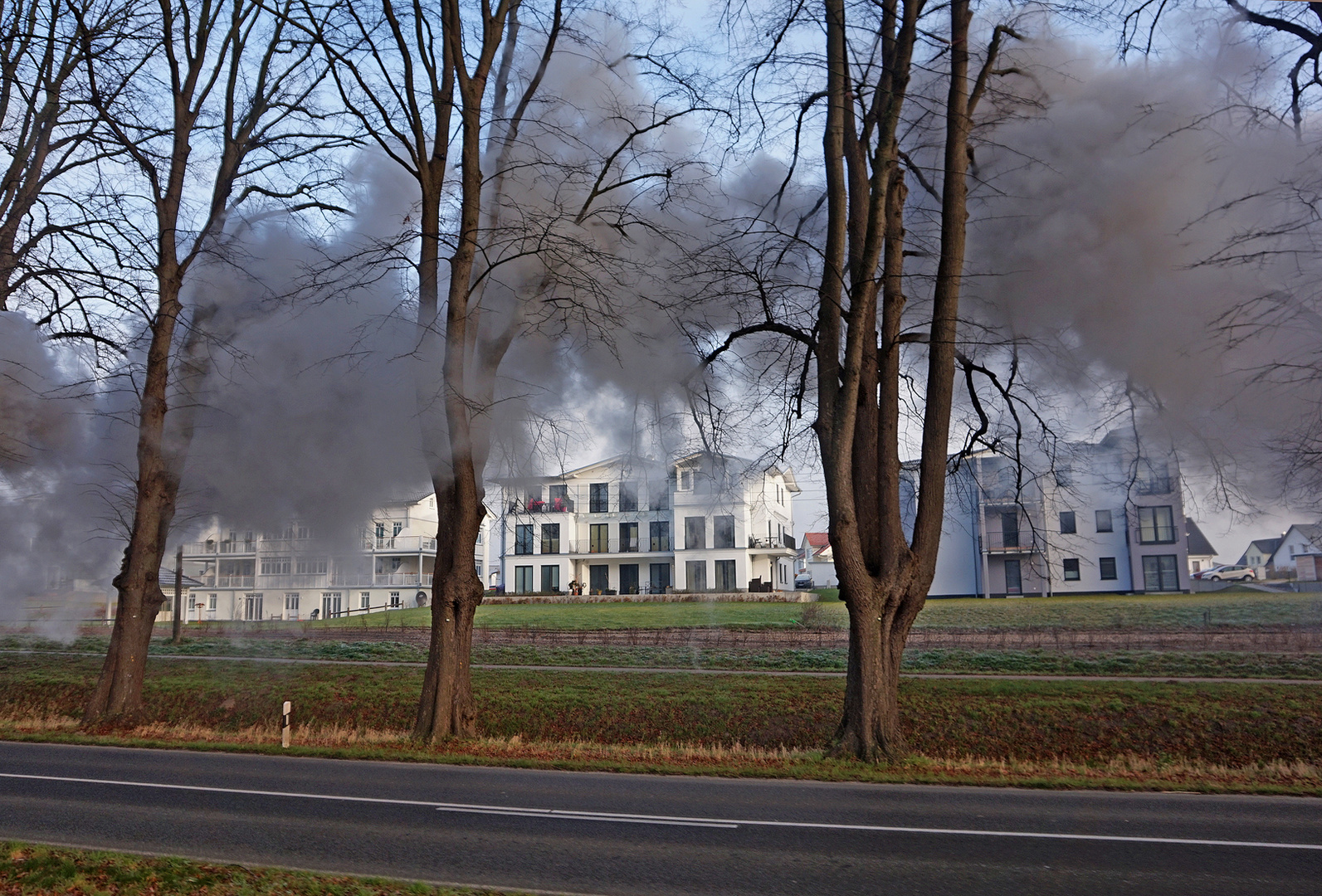 Vernebeltes Dammchaussee