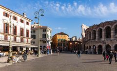 Verona: Die Piazza Bra mit der Arena